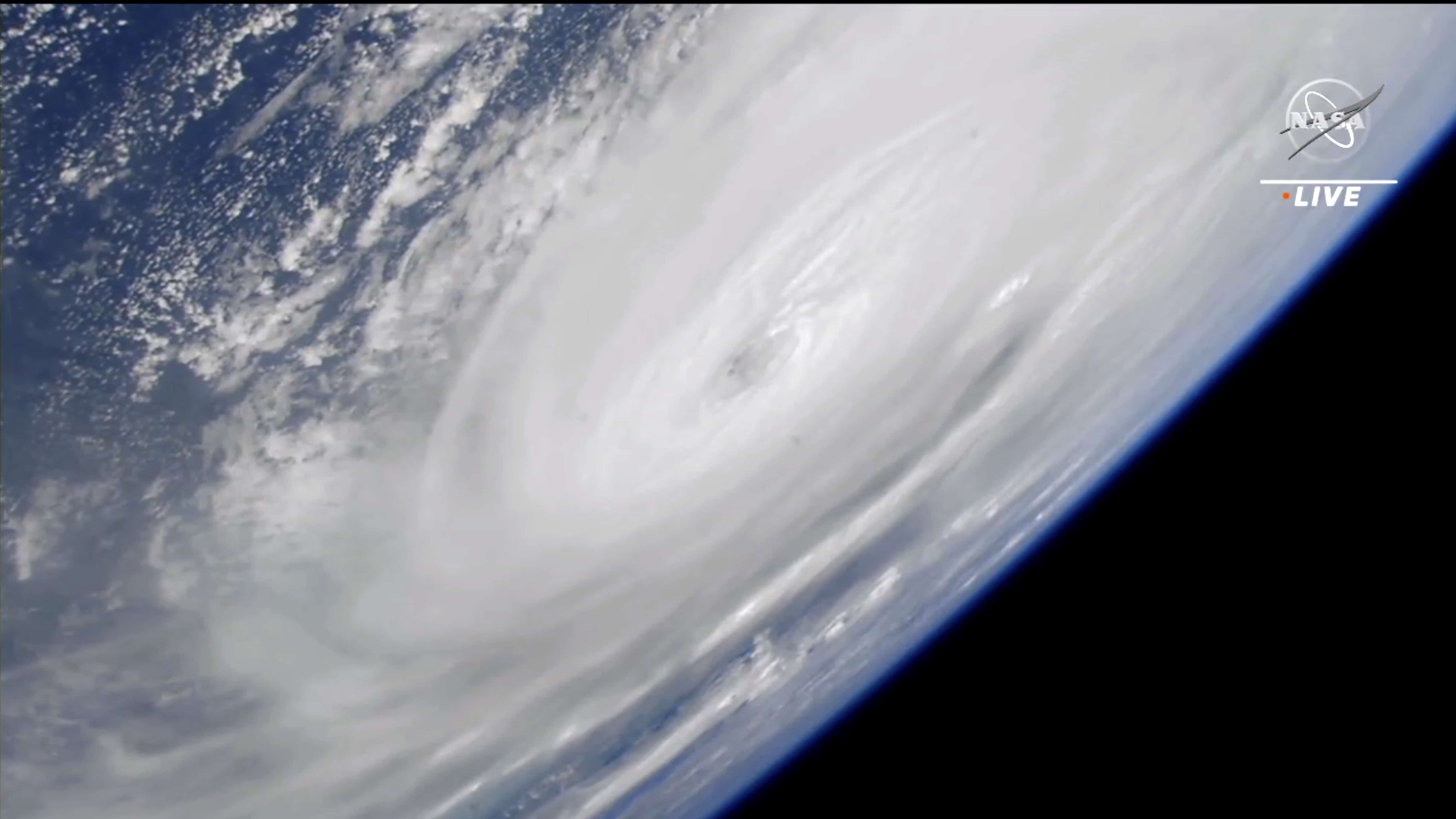 En esta imagen tomada de una transmisión en vivo de la NASA, el huracán Ian se ve desde la Estación Espacial Internacional el miércoles 28 de septiembre de 2022. El huracán Ian tocó tierra en el suroeste de Florida cerca de Cayo Costa el miércoles como una catastrófica tormenta de categoría 4.