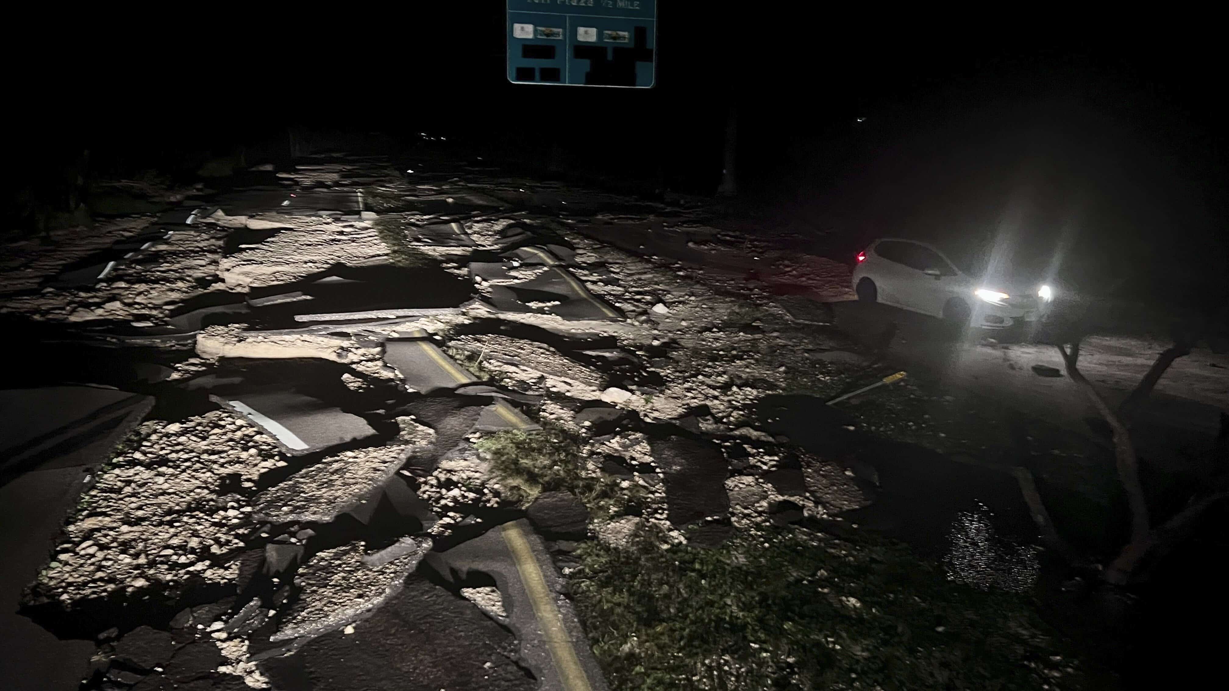El pavimento justo antes de la calzada a Sanibel está dañado por una marejada ciclónica del huracán Ian el jueves 29 de septiembre de 2022 en Sanibel, Fla.