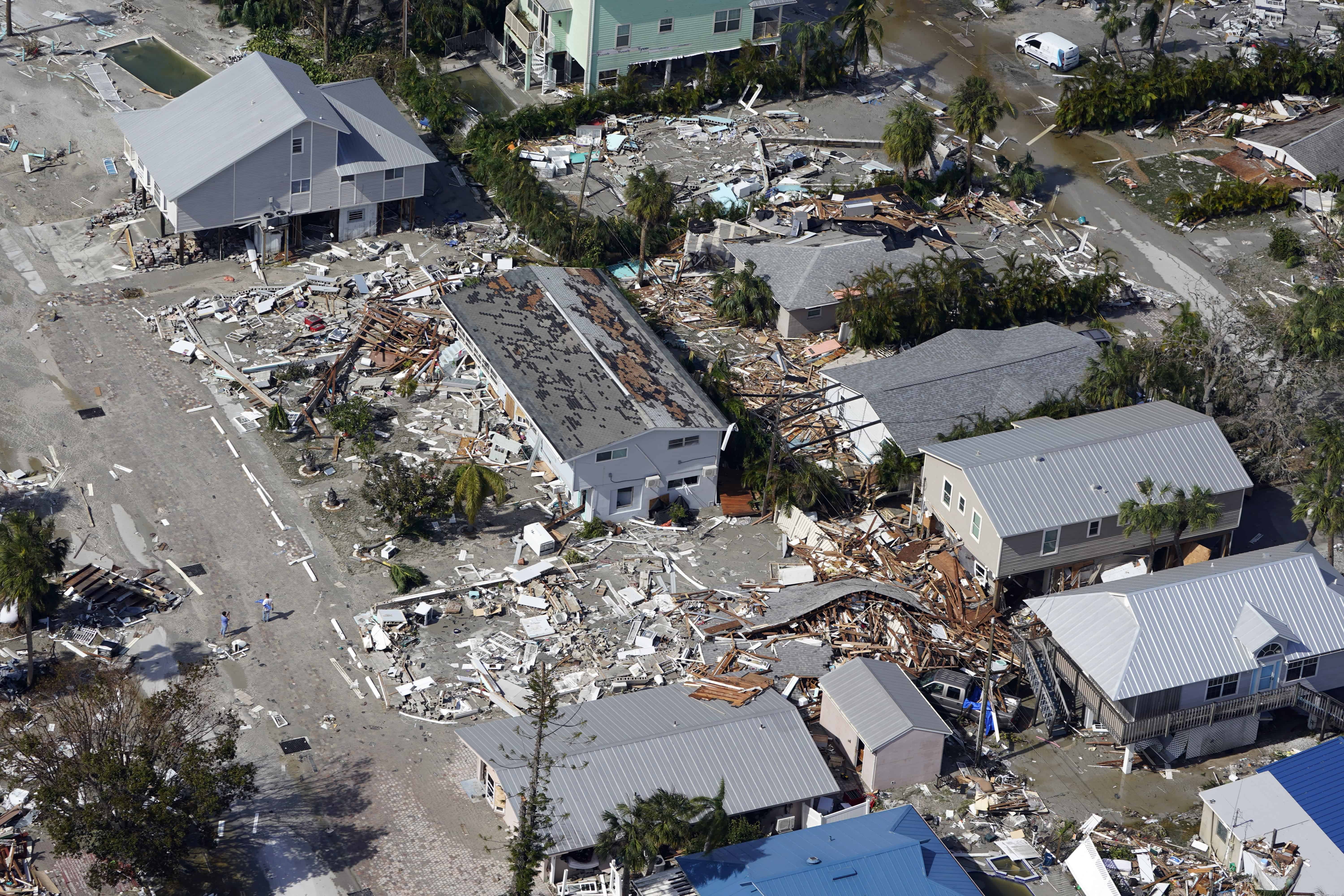 Esta foto aérea muestra casas dañadas y escombros tras el paso del huracán Ian, el jueves 29 de septiembre de 2022, en Fort Myers, Florida.