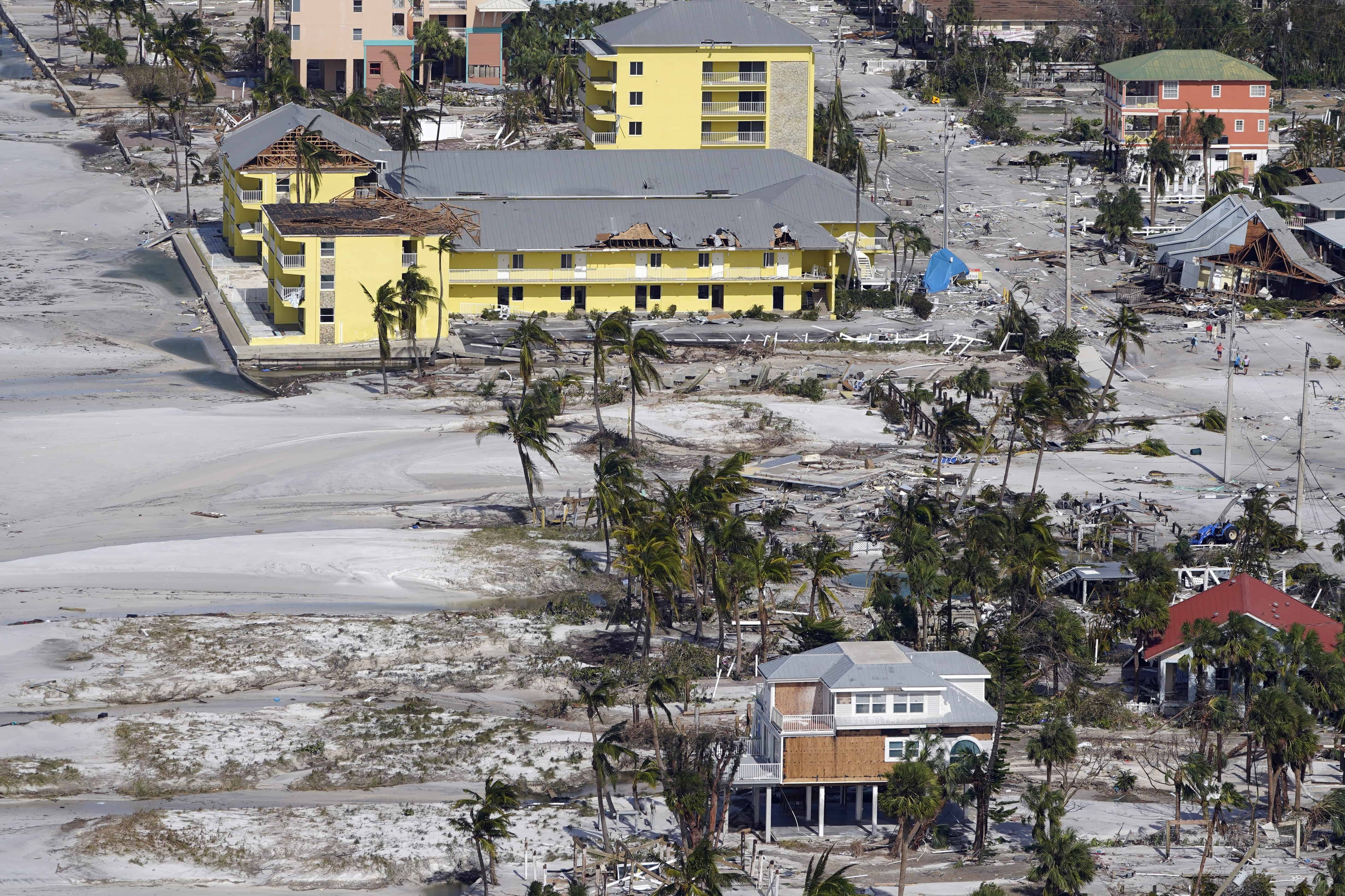 Se muestran casas, negocios y escombros dañados después del huracán Ian, el jueves 29 de septiembre de 2022, en Fort Myers, Florida.