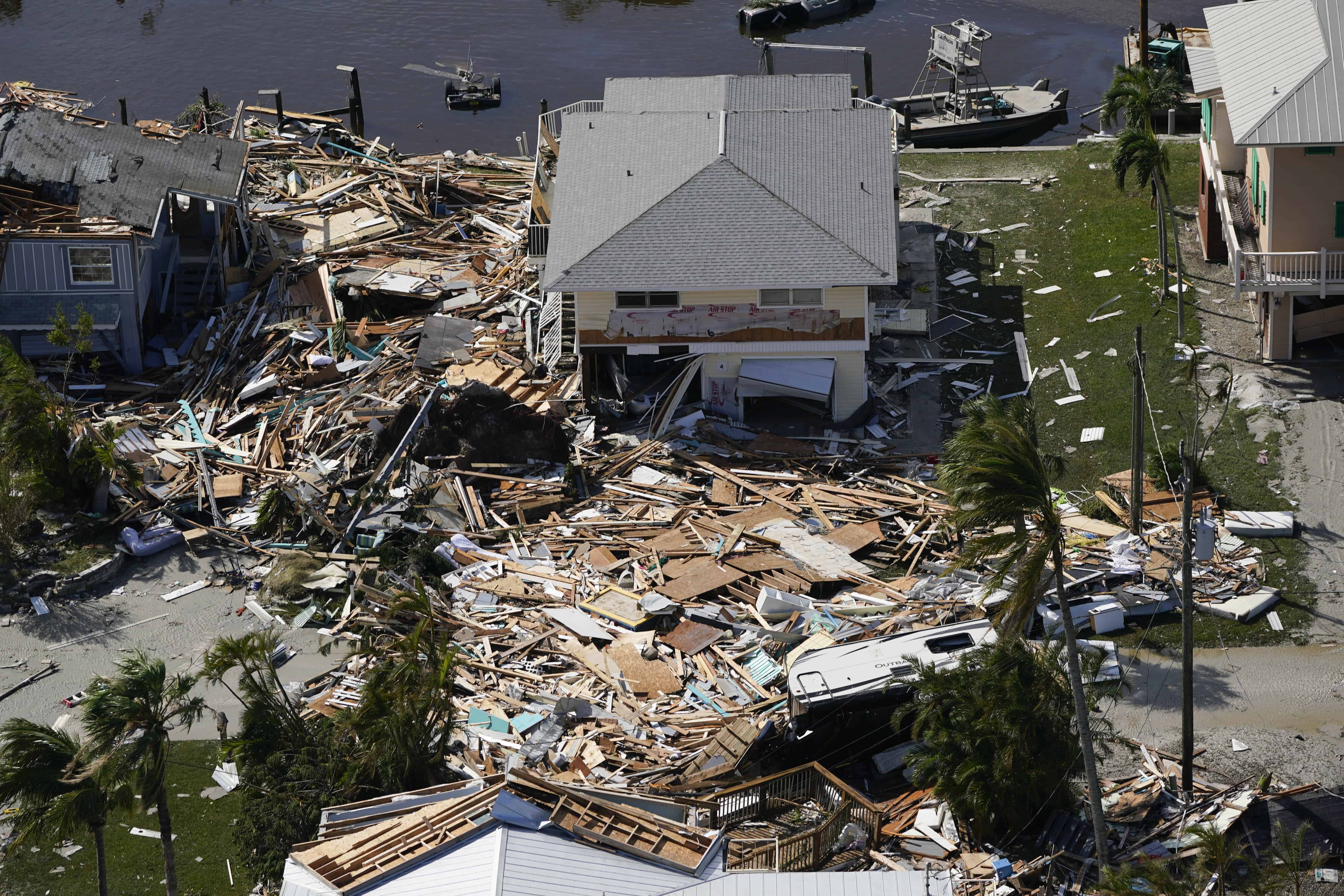 Las casas dañadas se ven después del huracán Ian, el jueves 29 de septiembre de 2022, en Fort Myers Beach, Florida.