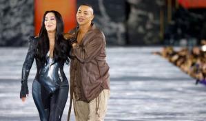 Balmain se pone sexy en la pasarela de la mano de Cher