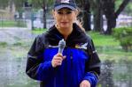 Reportera en EE.UU. protege micrófono con un condón en un directo sobre Ian