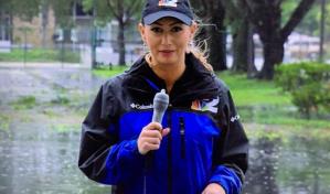 Reportera en EE.UU. protege micr&oacute;fono con un cond&oacute;n en un directo sobre Ian