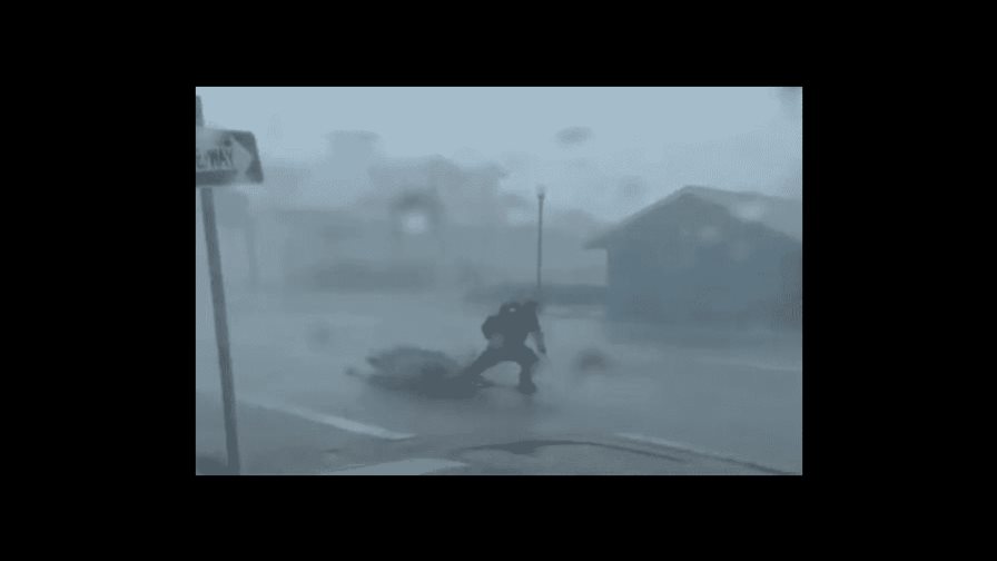 Periodista lucha contra los vientos mientras cubría las incidencias del huracán Ian en La Florida Periodista lucha contra los vientos mientras cubría las incidencias del huracán Ian en La Florida