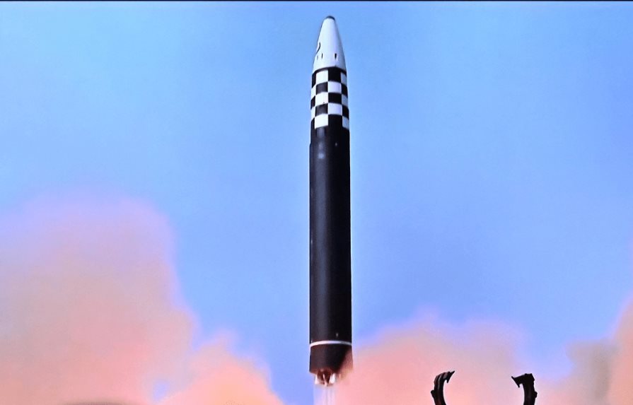 Corea del Norte lanza un misil balístico tras la visita de Harris