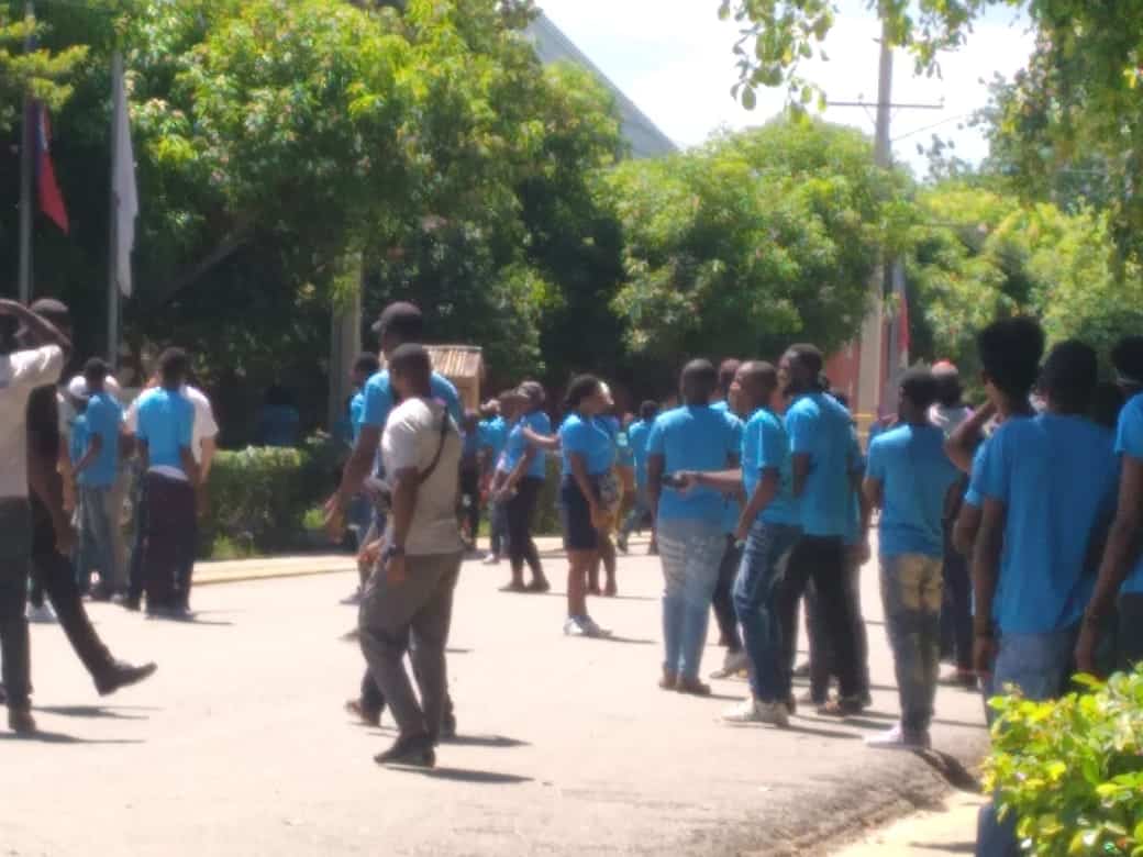 Los ciudadanos haitianos durante la turba.