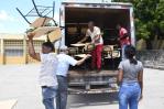 Educación lleva butacas a escuela de Santiago donde niños recibían docencia en el suelo Educación lleva butacas a escuela de Santiago donde niños recibían docencia en el suelo