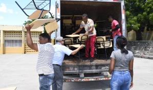 Educación lleva butacas a escuela de Santiago donde niños recibían docencia en el suelo