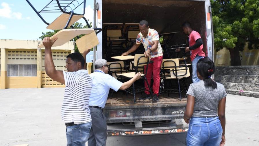 Educación lleva butacas a escuela de Santiago donde niños recibían docencia en el suelo Educación lleva butacas a escuela de Santiago donde niños recibían docencia en el suelo