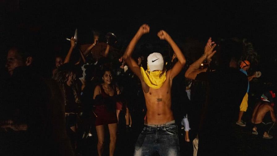 Cubanos protestan por los apagones que llevan días sin solución Cubanos protestan por los apagones que llevan días sin solución