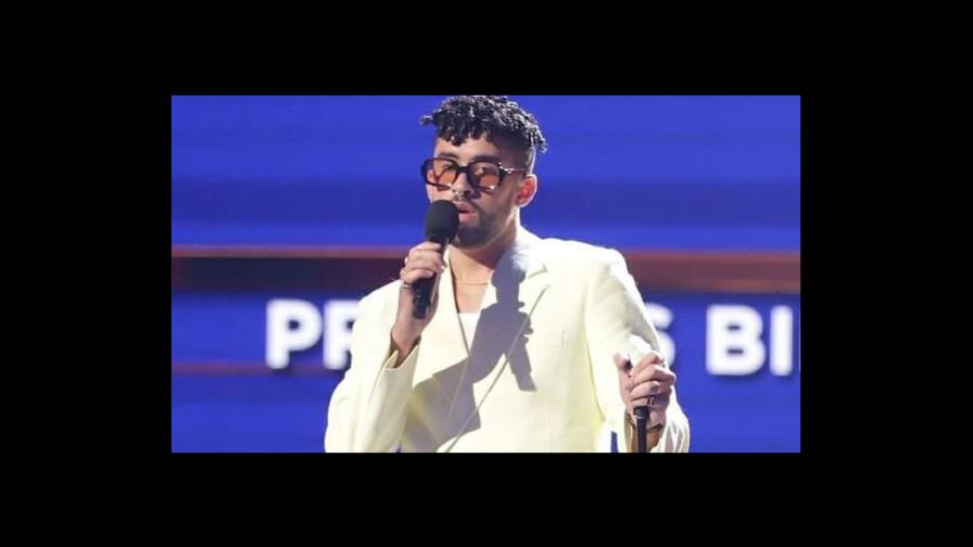 Bad Bunny no asiste, pero corona en los Billboard Latinos con nueve galardones