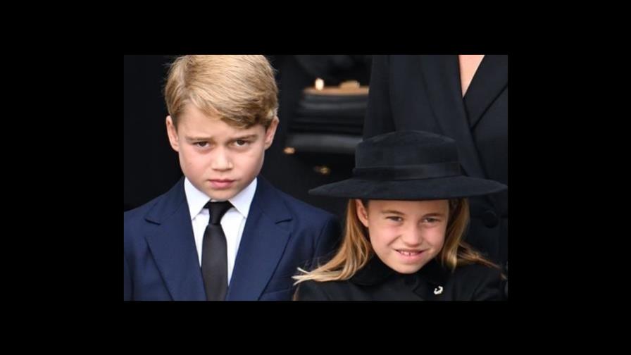 La princesa Charlotte ayudó al príncipe George a seguir el protocolo en el funeral de la Reina
