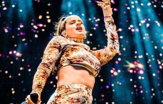 Rosalía se transforma en el escenario de los Latin Grammy