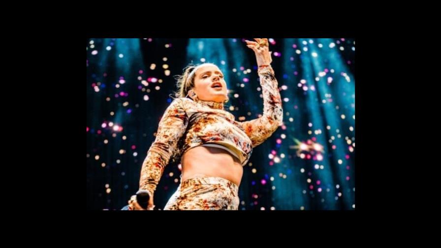 Rosalía se transforma en el escenario de los Latin Grammy