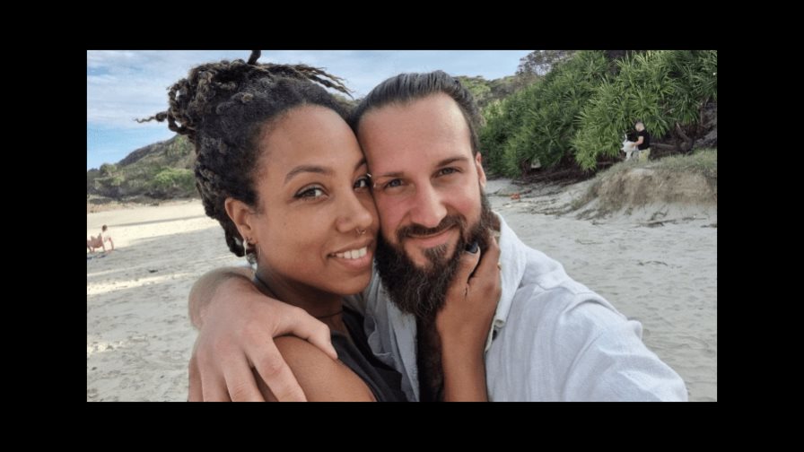 Una mujer vive bajo el mismo techo con su novio, su esposo y sus dos hijos