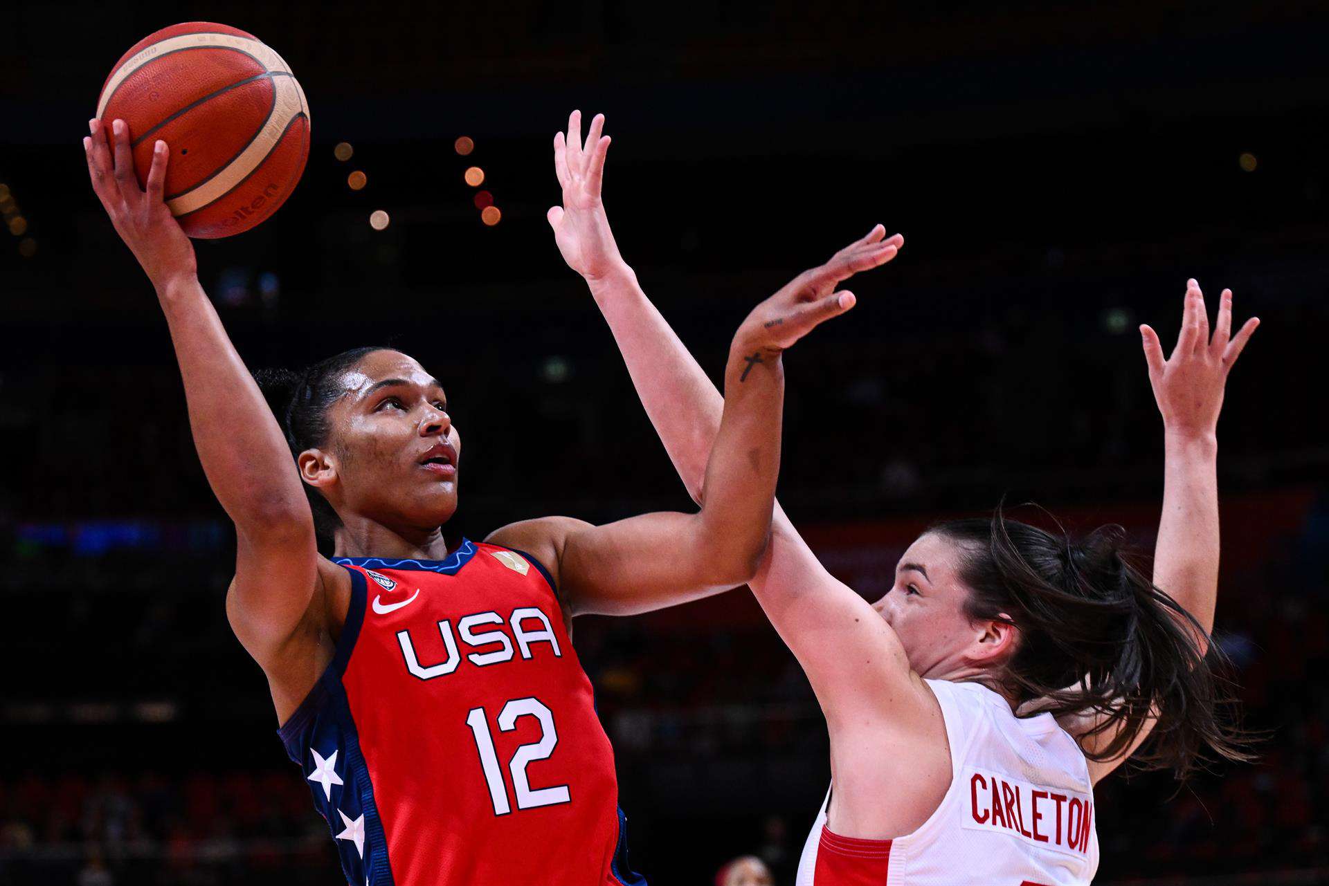 Alyssa Thomas de EE. UU. dispara durante el partido de semifinales de la Copa del Mundo de Baloncesto Femenino FIBA 2022 1 entre Canadá y EE. UU. en el Qudos Bank Arena de Sydney, 30 de septiembre de 2022.