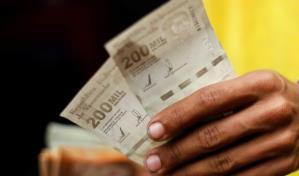 La moneda venezolana, reducida a casi la mitad tras un año de la reconversión