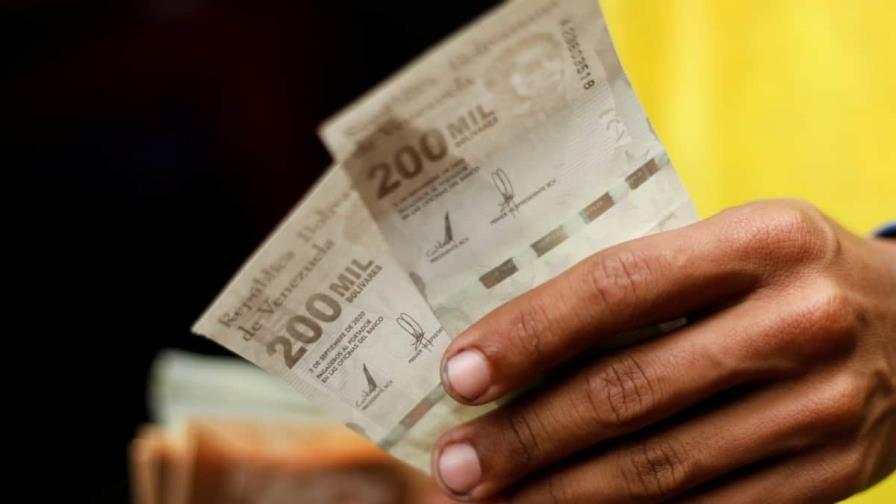La moneda venezolana, reducida a casi la mitad tras un año de la reconversión