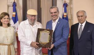 Freddy Ginebra y el asilo San Francisco de Asís reciben Premio Anual al Envejeciente