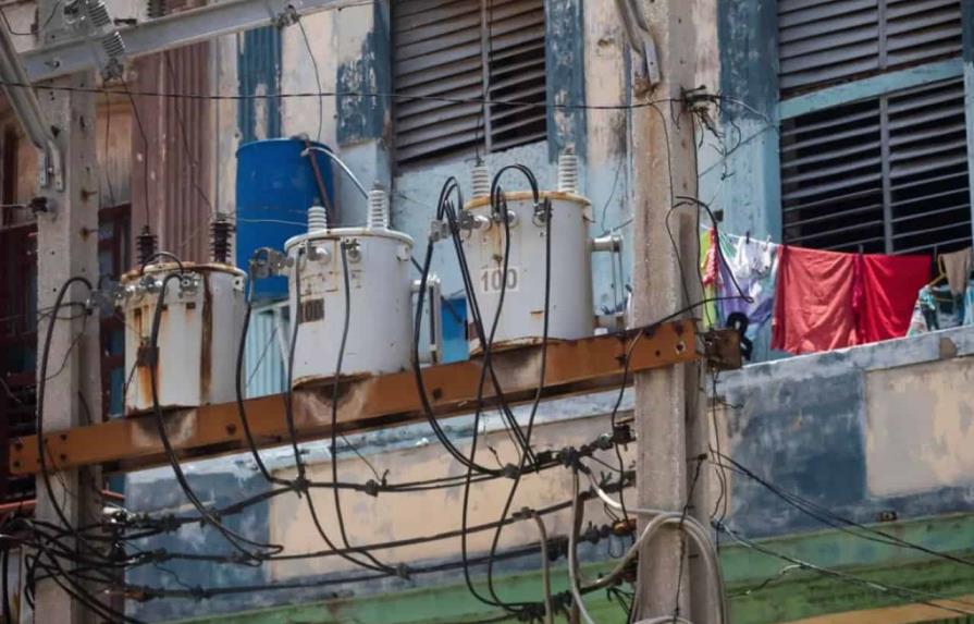 Cuba reconecta su sistema eléctrico, pero los apagones siguen en todo el país