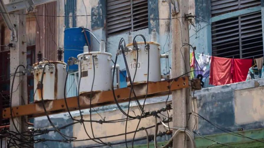 Cuba reconecta su sistema eléctrico, pero los apagones siguen en todo el país