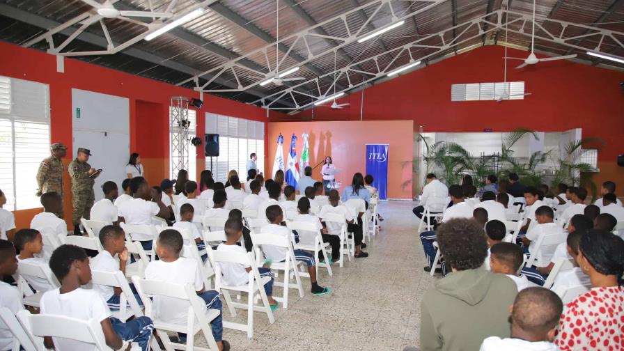 Conani implementa alfabetización digital para los niños y adolescentes en el centro Padre Luis Rosario