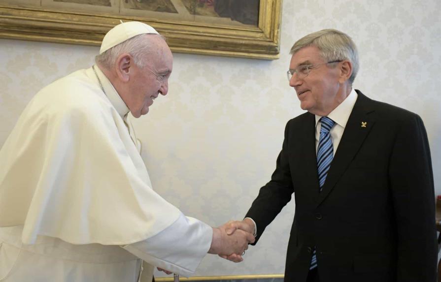 El papa y Bach firman una declaración por el deporte, un aliado de la paz 