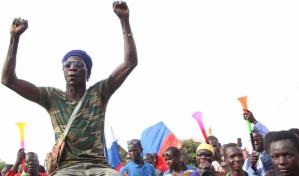 Soldados dan un golpe de Estado y deponen a la junta militar de Burkina Faso