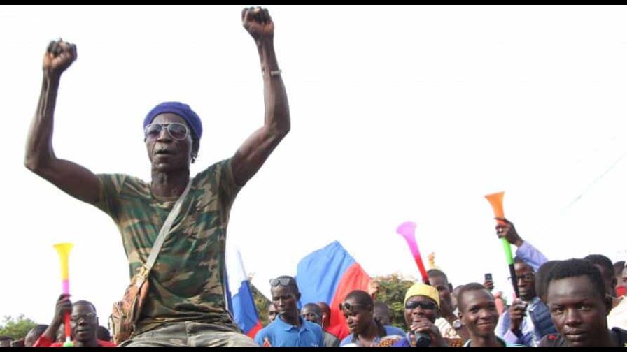 Soldados dan un golpe de Estado y deponen a la junta militar de Burkina Faso