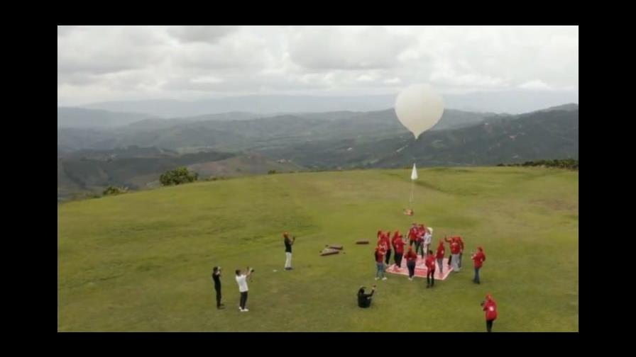 Colombia lleva al espacio en globo aerostático una bolsa de café Juan Valdez Colombia lleva al espacio en globo aerostático una bolsa de café Juan Valdez