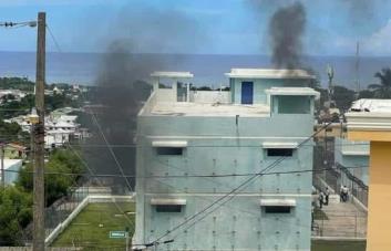 Un recluso muerto y varios heridos en motín en correccional de San Felipe en Puerto Plata