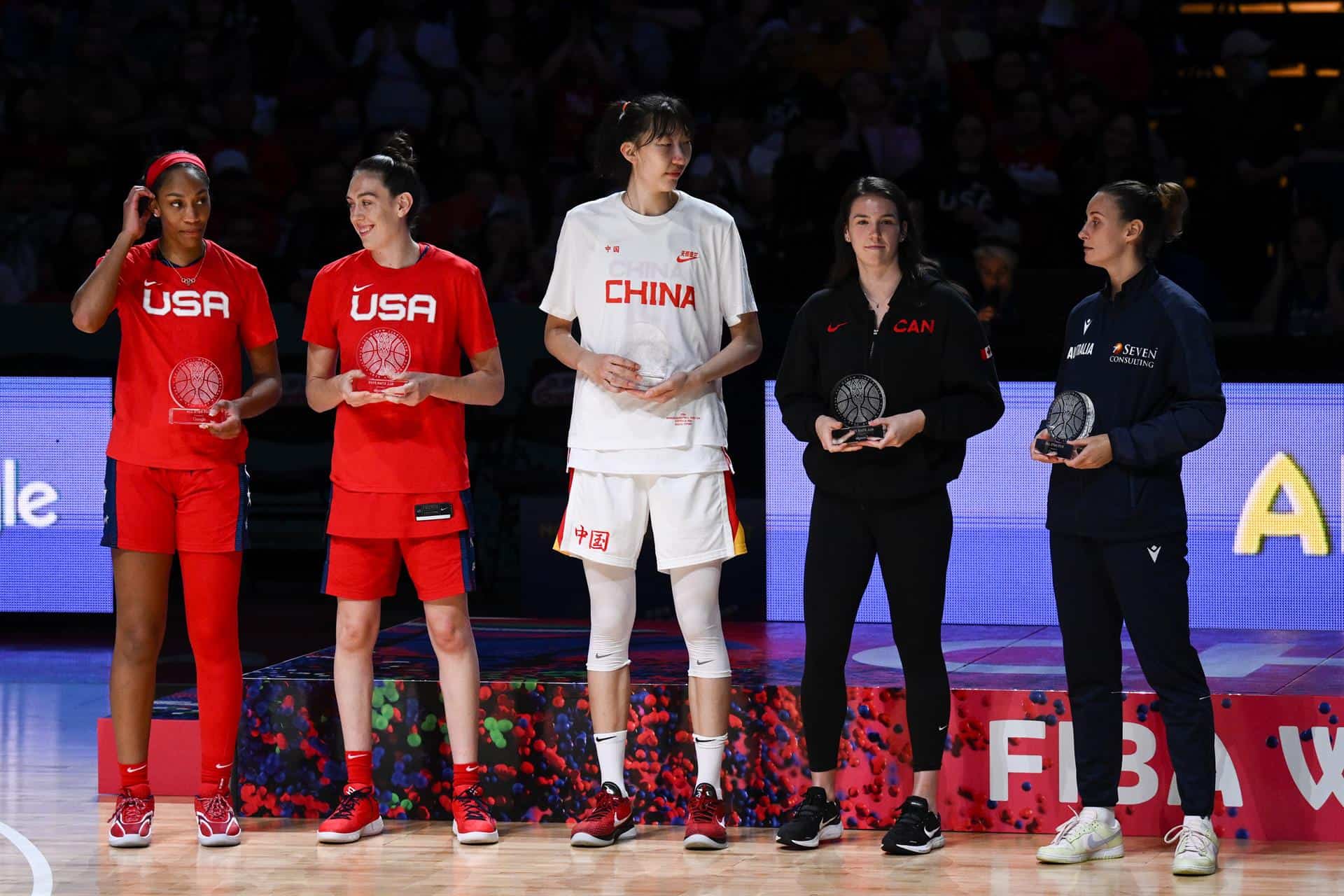 Desde la izquierda, A'Ja Wilson de EE. UU., Breanna Stewart de EE. UU., Xu Han de China, Bridget Carleton de Canadá y Steph Talbot de Australia nombrados como los All Star Top Five del torneo tras el partido final de la Copa del Mundo Femenina de Baloncesto FIBA  2022 entre China y Estados Unidos en el Qudos Bank Arena de Sídney, Australia, el 1 de octubre de 2022.