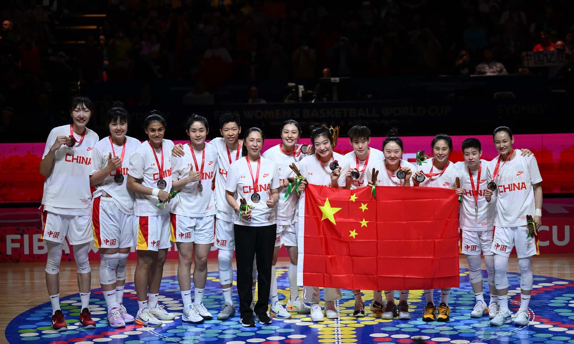 Las jugadoras de China celebran tras quedar segundas durante el partido final de la Copa del Mundo de Baloncesto Femenino FIBA  2022 entre Estados Unidos y China en el Qudos Bank Arena de Sídney, Australia, el 01 de octubre de 2022.
