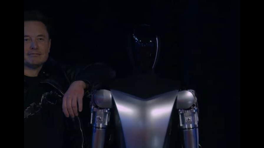 Elon Musk revela un prototipo de robot humanoide que riega las plantas