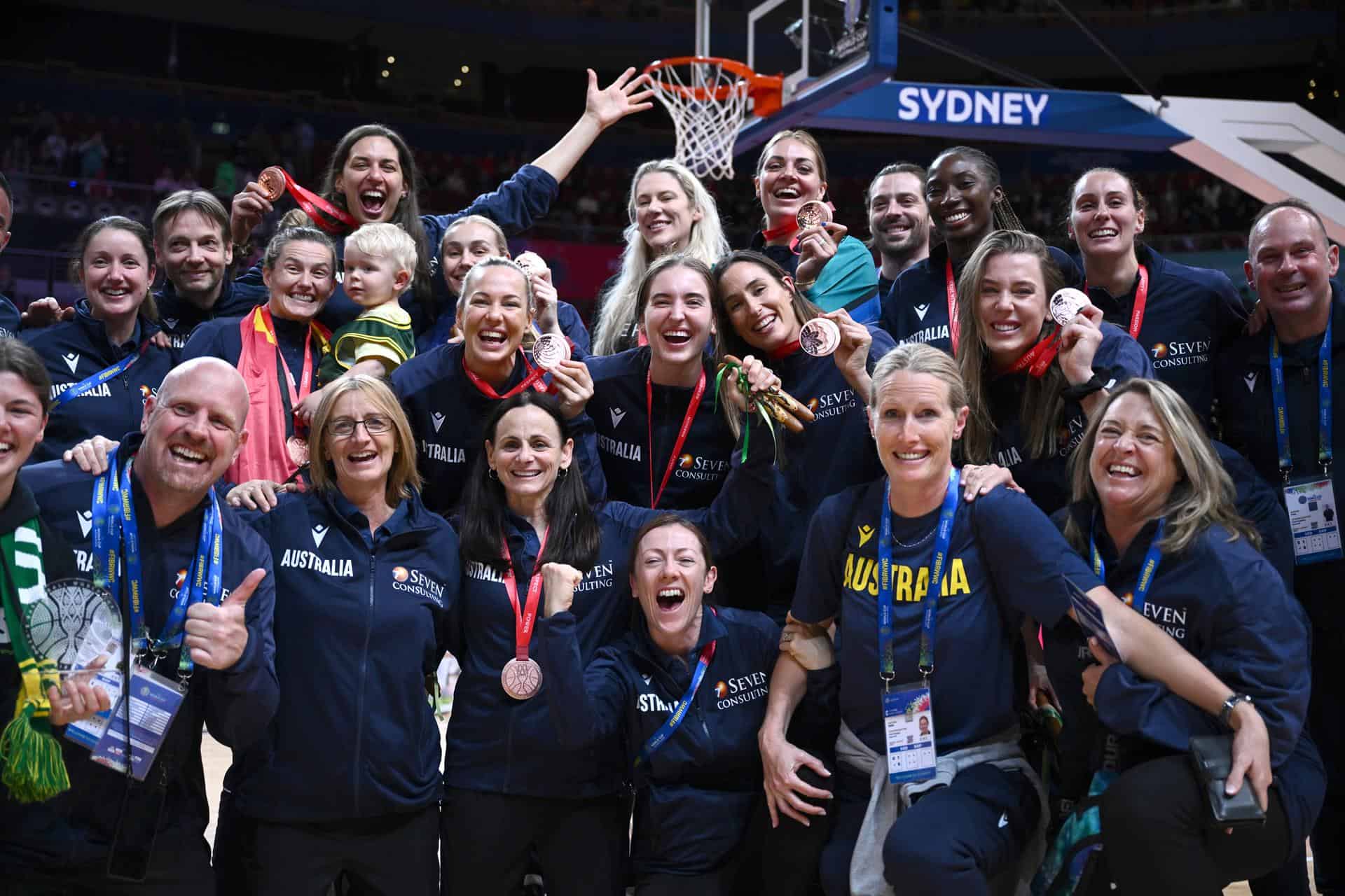 El equipo de Australia posa para una foto con su medalla de bronce tras quedar tercero en la final de la Copa del Mundo de Baloncesto Femenino FIBA  2022 entre Estados Unidos y China en el Qudos Bank Arena de Sídney, Australia , 01 de octubre de 2022. 