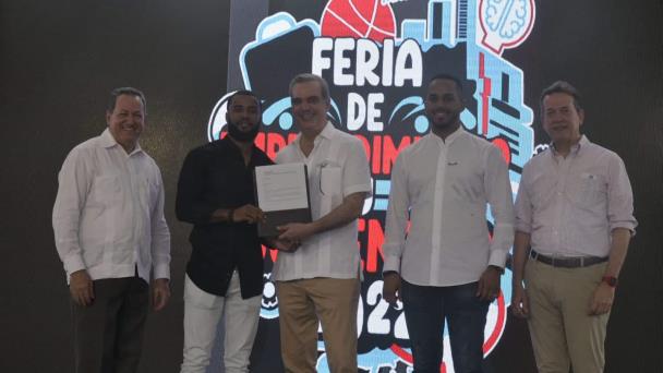 Abinader aconseja a los jóvenes ser persistentes con las ideas de sus emprendimientos