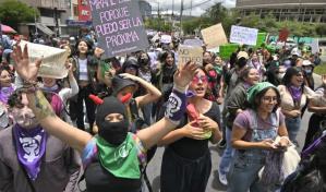 Cientos de manifestantes contra la violencia de género en Ecuador