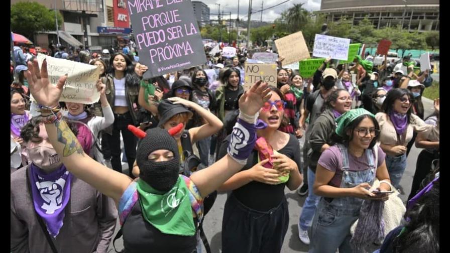 Cientos de manifestantes contra la violencia de género en Ecuador