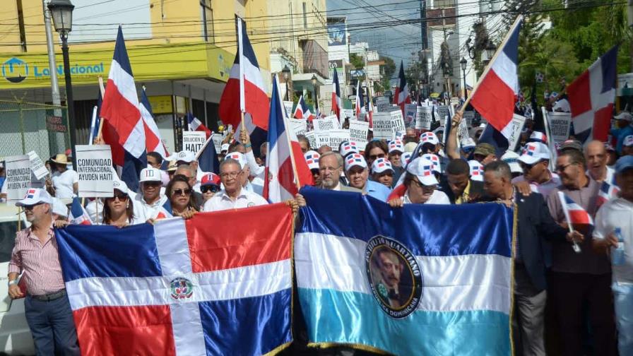 Multitud marcha en Santiago para pedir a la comunidad Internacional ayudar a estabilizar Haití