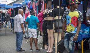 Vendedores de La Pulga reclaman más autobuses de la Omsa