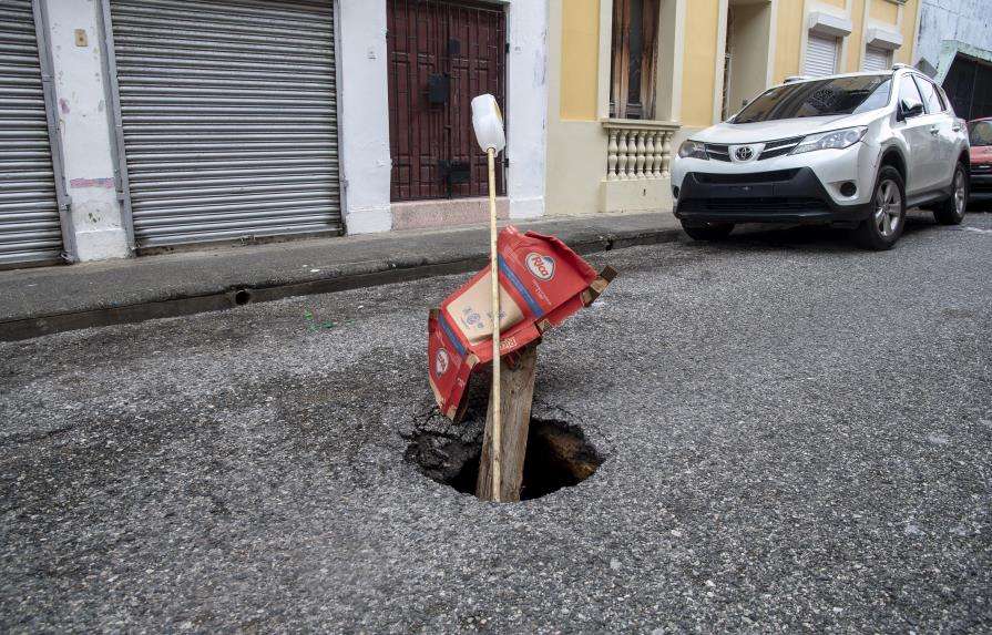 Se forma socavón en la calle Espaillat de la Ciudad Colonial tras temblor de tierra