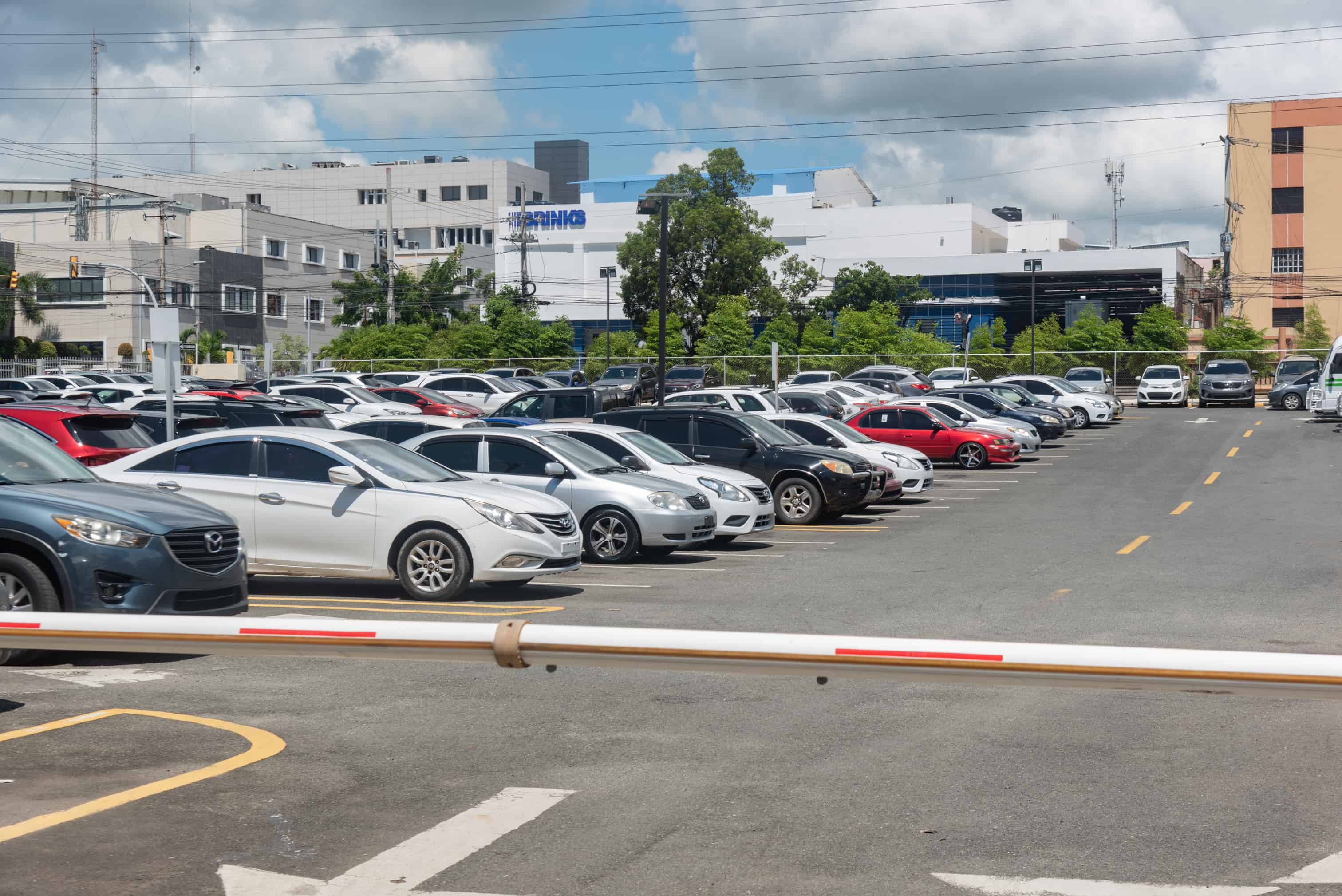 Aquí, en el parqueo de la DGII, se construirá un estacionamiento de 10 niveles