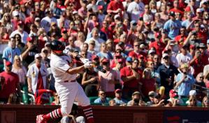 Video | Pujols conecta su cuadrangular 702 en las Mayores