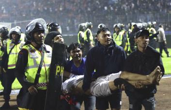 Van 127 muertos en Indonesia por enfrentamiento en partido de fútbol