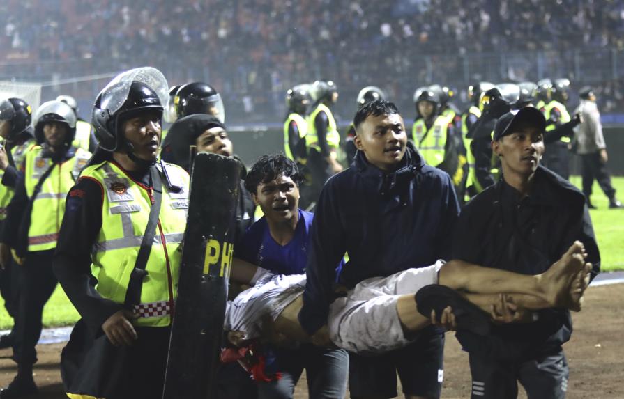 Van 127 muertos en Indonesia por enfrentamiento en partido de fútbol