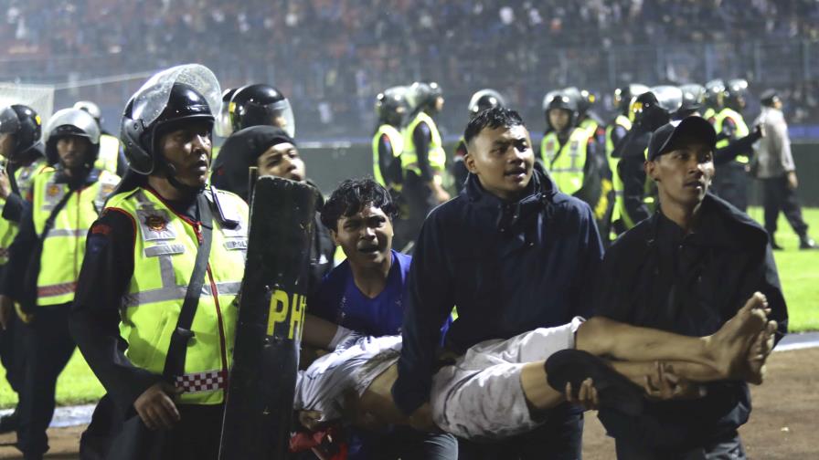 Van 127 muertos en Indonesia por enfrentamiento en partido de fútbol