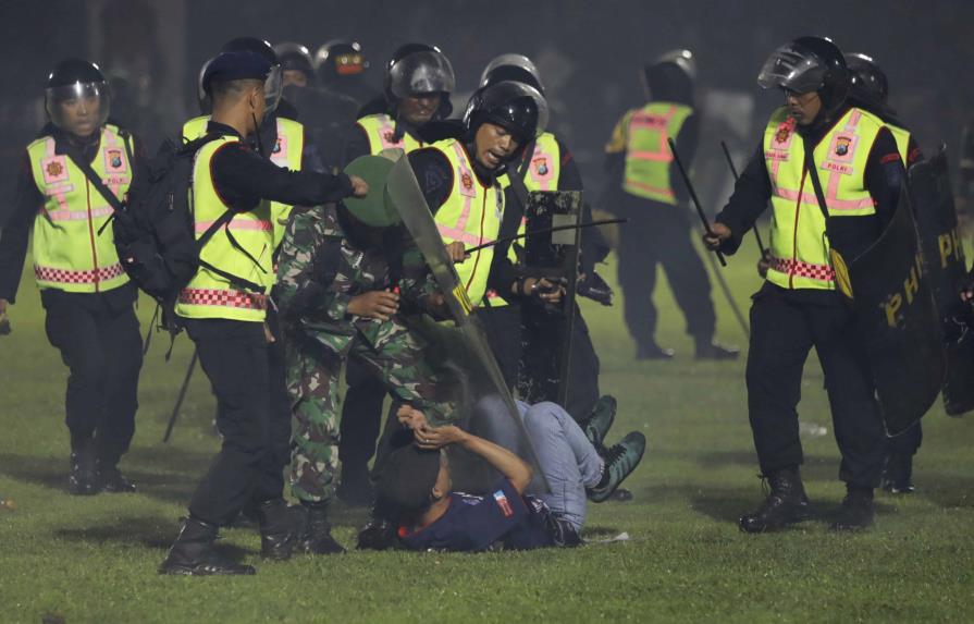 Aumentaron a 174 los muertos por estampida en estadio de fútbol de Indonesia