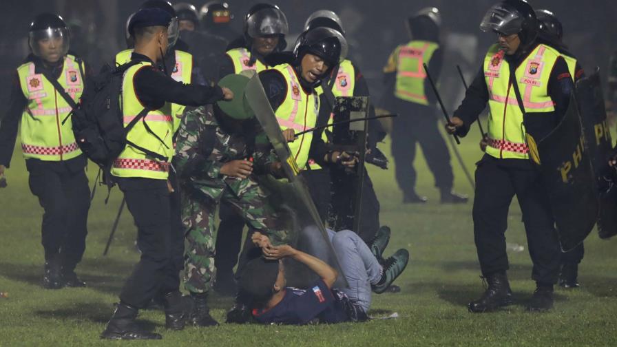 Aumentaron a 174 los muertos por estampida en estadio de fútbol de Indonesia Aumentaron a 174 los muertos por estampida en estadio de fútbol de Indonesia