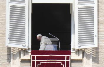 El papa pide a Putin que detenga la violencia en Ucrania